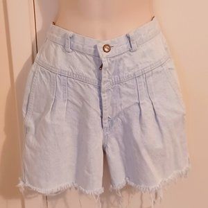 Vintage Essentials 80s Pleated Cut Off Raw Hem Light Wash Denim Shorts Size 6